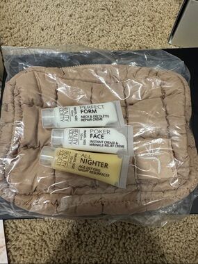 Beauty Society makeup bag, travel
Size items.